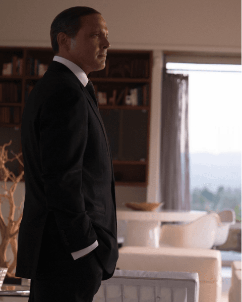 En este nuevo look el cantante conserva su ya clásico bronceado y la elegancia que siempre lo han caracterizado, pero luce una figura mucho más estilizada.