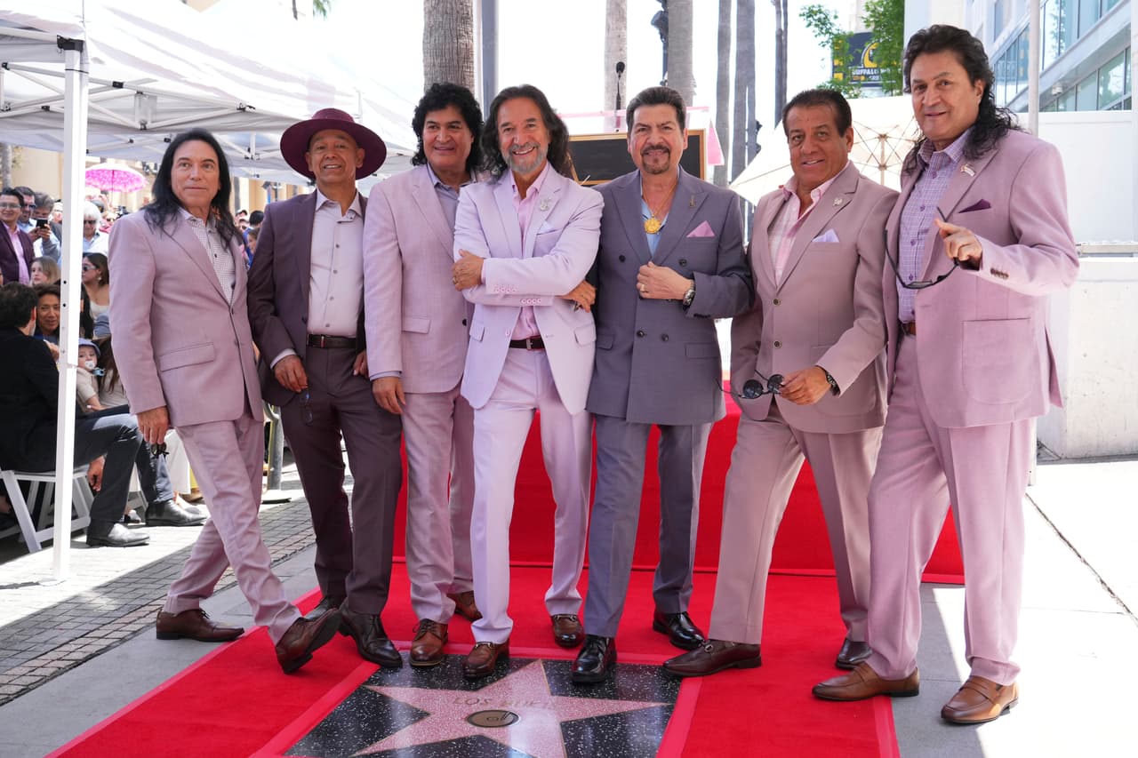 Los Bukis son conocidos por éxitos como
<b>“Tu Cárcel”, “Y Ahora Te Vas”, “Mi Mayor Necesidad” y “Falso Amor”</b>, canciones que marcaron a generaciones y consolidaron su lugar en la historia de la música latina.