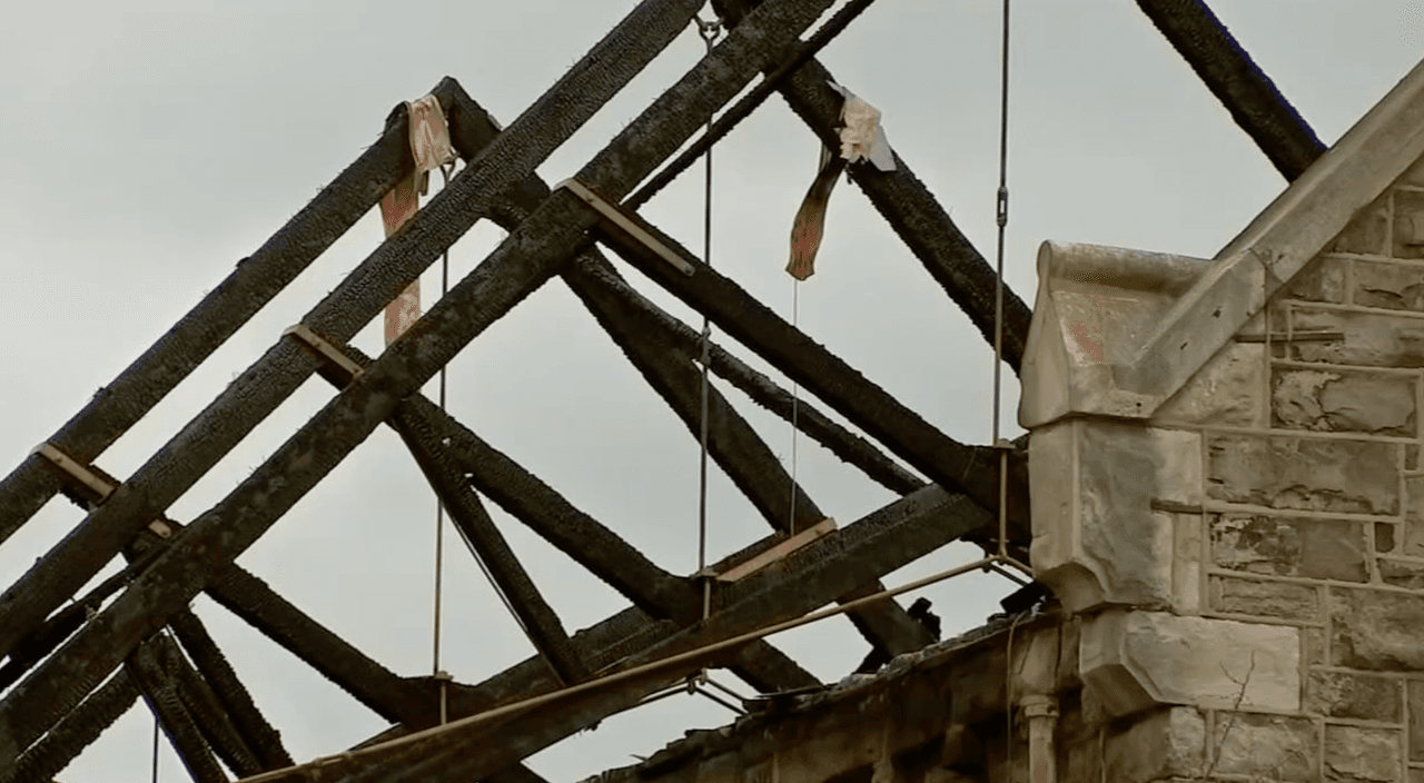 La Arquidiócesis de Filadelfia dijo que si bien la iglesia no se ha utilizado durante algún tiempo, ayudará en las secuelas.
<br>
<br>"La Arquidiócesis está trabajando para ayudar a los líderes parroquiales a afrontar este desafío y qué ayuda estará disponible a través del seguro se determinará en los próximos días", dijo Ken Gavin, portavoz de la Arquidiócesis.