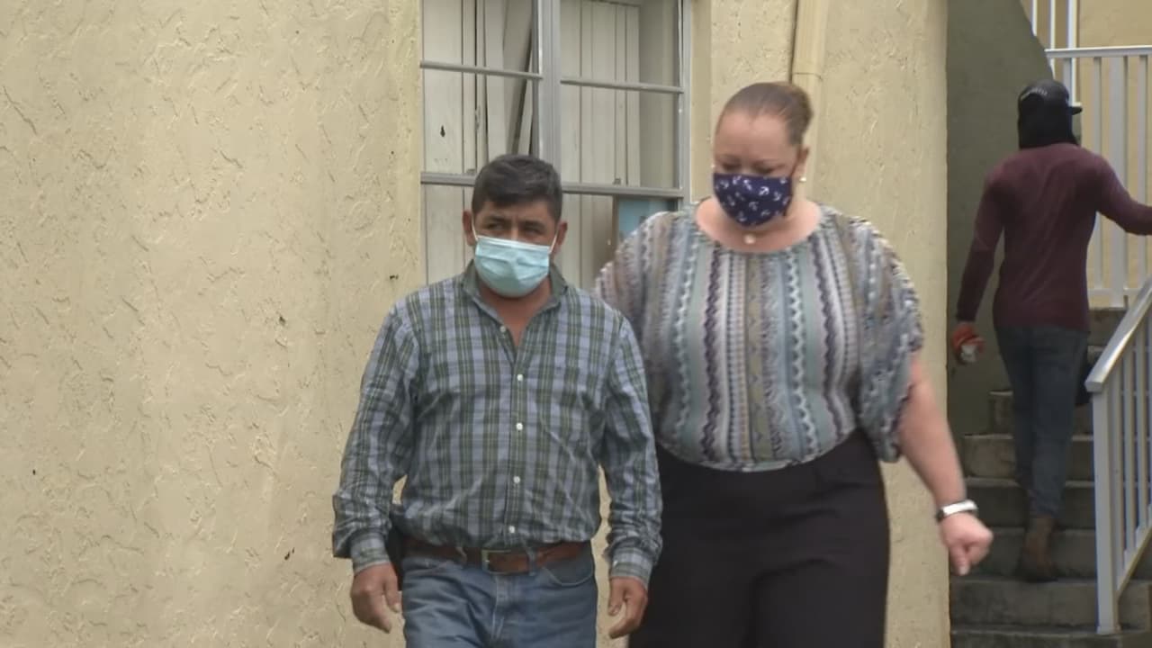 La hijastra de Labra, Brigetta Mas, contó que él no solo recibió golpes en el rostro, sino también en la cabeza y la espalda. “Si no le robaron el dinero, si no le robaron el reloj, ni le quitaron las llaves del camión, qué otra cosa pudo haber sido sino racismo”, dijo.
<br>
<br>