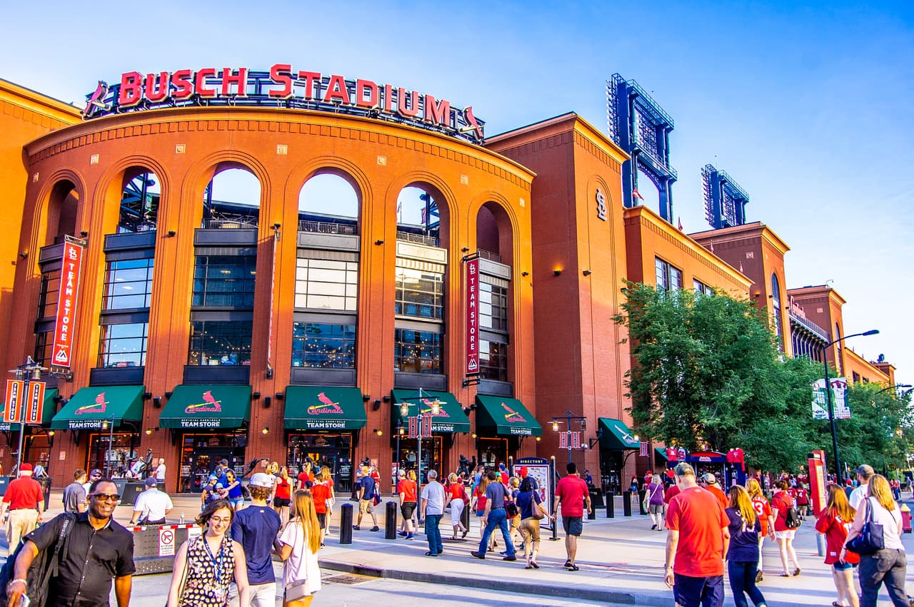 St. Louis, Misuri es la 18 ciudad más feliz en Estados Unidos.
<br>
<br>Puntaje: 46.45/72.39.
<br>Rango de entretenimiento y recreación: 27/182.
<br>Rango de vida nocturna y fiestas: 16/182.
<br>Rango de costos: 23/182.