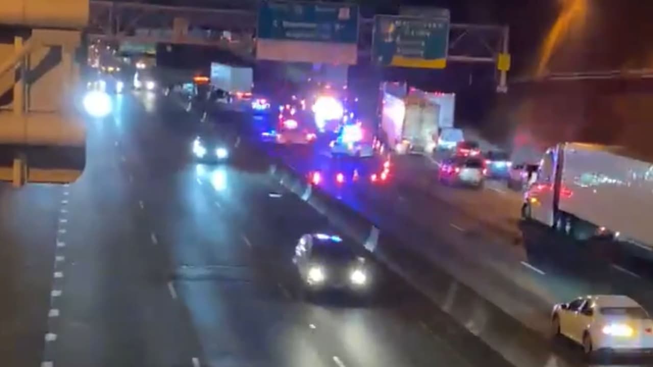 Joven de 19 años muere tras choque de auto BMW con tráiler en el Bronx Expressway