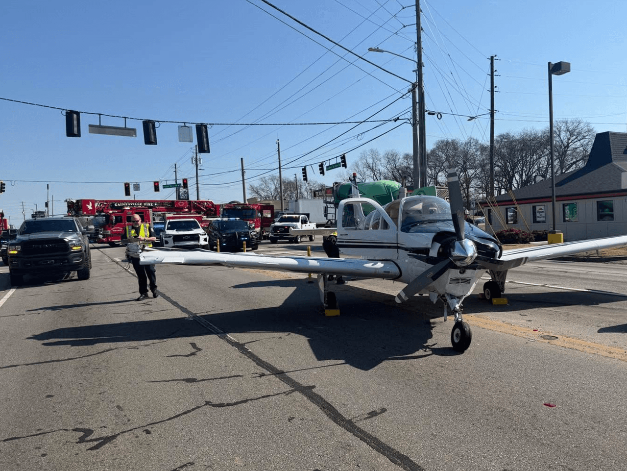 <b>La carretera Browns Bridge Road, a la altura de Pearl Nix Parkway, fue cerrada.</b>
<br>
<br>Se advirtió a los conductores que
<b>esperaran importantes retrasos.</b>
<br>
<br>Las fotografías de la avioneta en la carretera muestran que se detuvo justo enfrente de un restaurante Golden Corral y una pizzería Pizza Hut, reportó
<i>WSB-TV. </i>