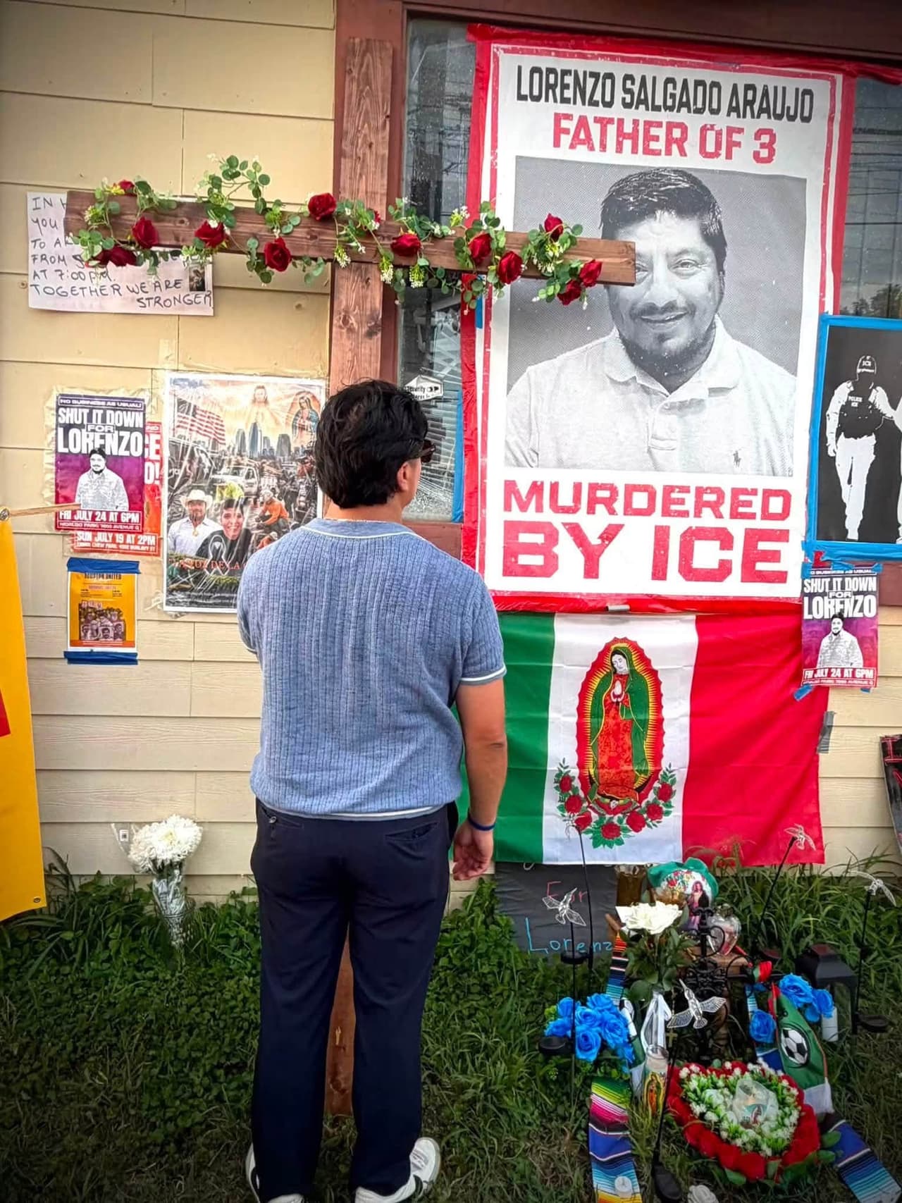 Decenas de vehículos,
<b><a href="https://www.univision.com/local/houston-kxln/documentos-revelan-cooperacion-ice-dps-operativo-murio-lorenzo-salgado-araujo">entre ellos camionetas blancas utilizadas habitualmente por trabajadores de la construcción</a></b>, avanzaron rumbo a la municipalidad de Houston.
