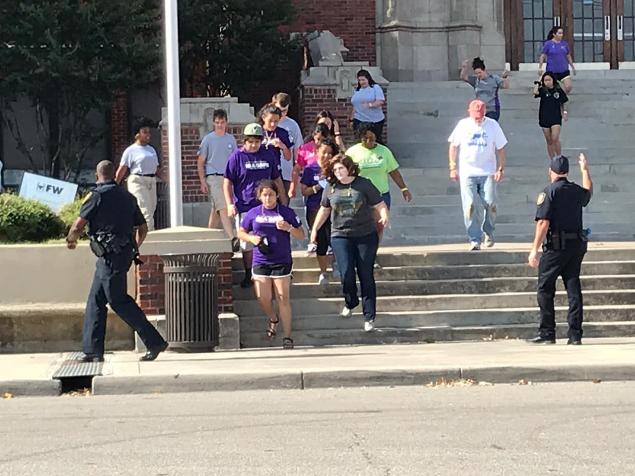 Una de las prácticas fue cómo inocentes deben abandonar el área de manera rápida pero ordenada.