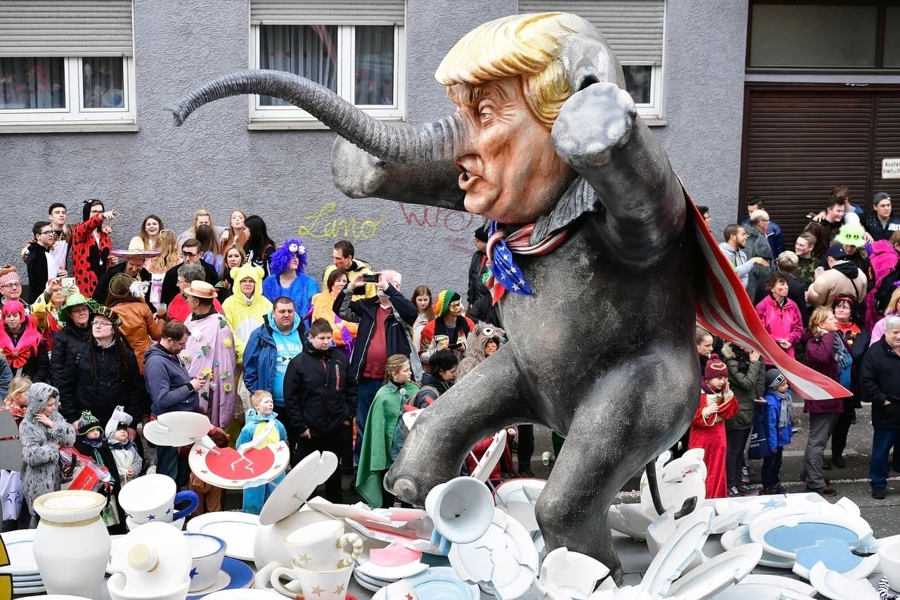 <b>Mainz, Alemania. </b>Una figura de un elefante con la cara del presidente Donald Trump desfiló por las calles de Mainz, Alemania, en el desfile anual Rose Monday Parade. Allí se vieron varias figuras satíricas de la política de Alemania y el mundo. 27 de febrero de 2017.