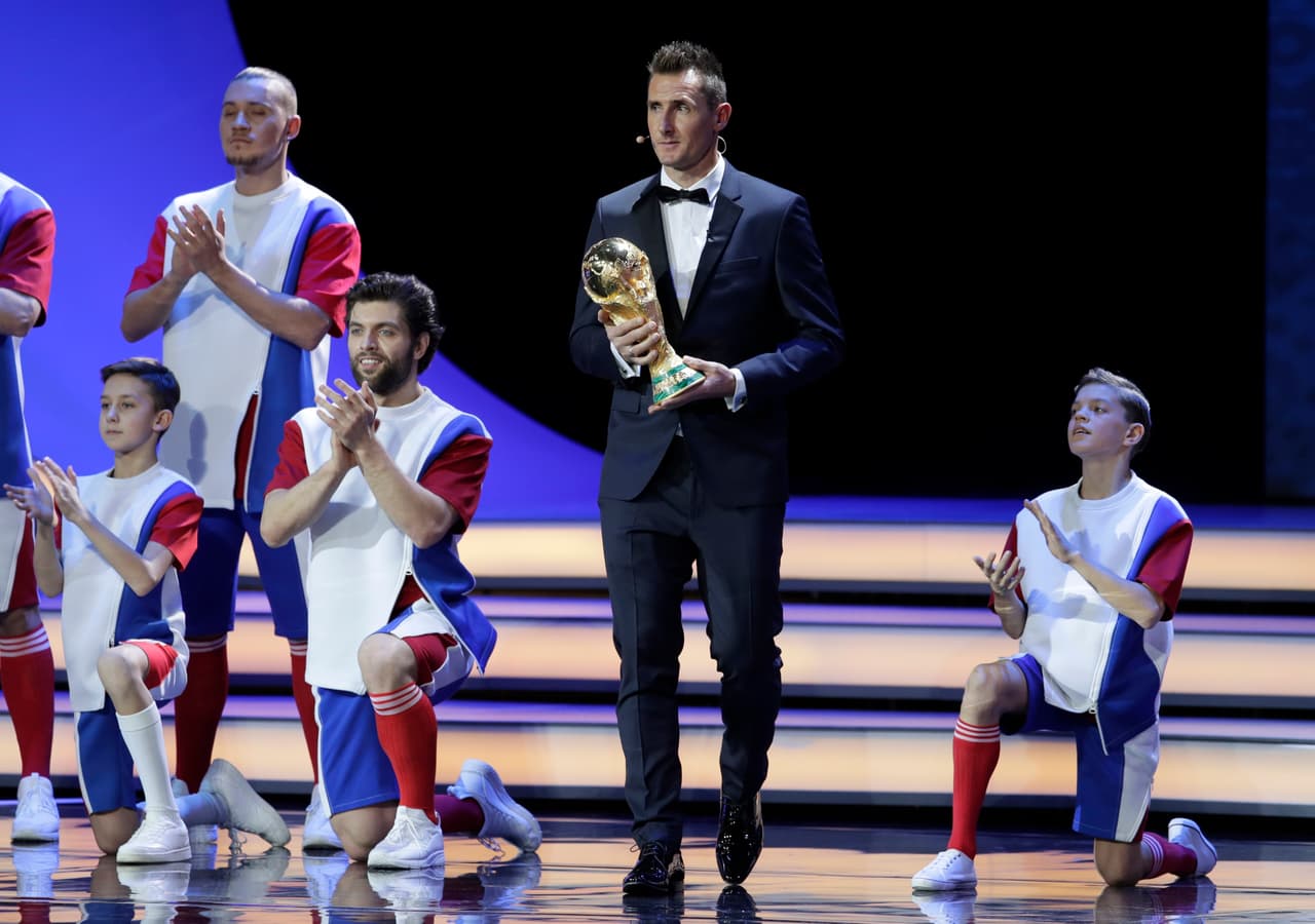 A la llegada de Miroslav Klose, los bailarines disfrazados de futbolistas le dieron una bienvenida especial.