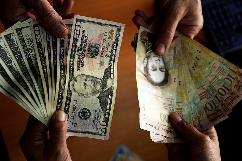 El dólar paralelo en Venezuela acelera su alza y supera los 1,000 bolívares