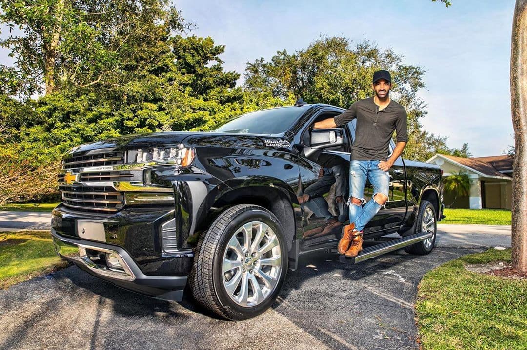 Semanalmente ofrece clases de zumba a cambio del apoyo económico, para
<b>recaudar fondos y donar</b> "máscaras y el material necesario (para) los profesionales de la salud del hospital Baptist Health South Florida", escribió en una publicación.