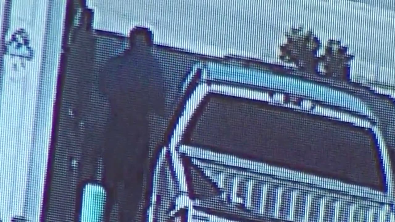 El individuo a quien las autoridades han descrito como hispano, sube al vehículo.