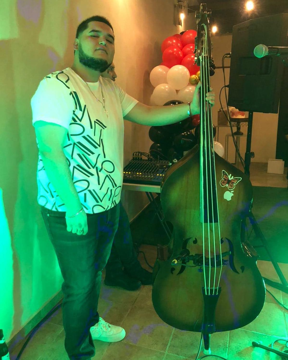 El músico de 24 años, fue integrante del grupo musical Los Karajos, además de colaborar con diferentes agrupaciones y artistas como 'El Fantasma'.