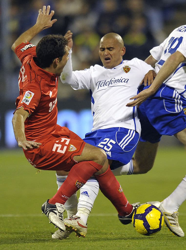 Por los de casa salía como titular Humberto ‘el Chupete’ Suazo, viejo conocido del futbol mexicano e ídolo de los Rayados de Monterrey.