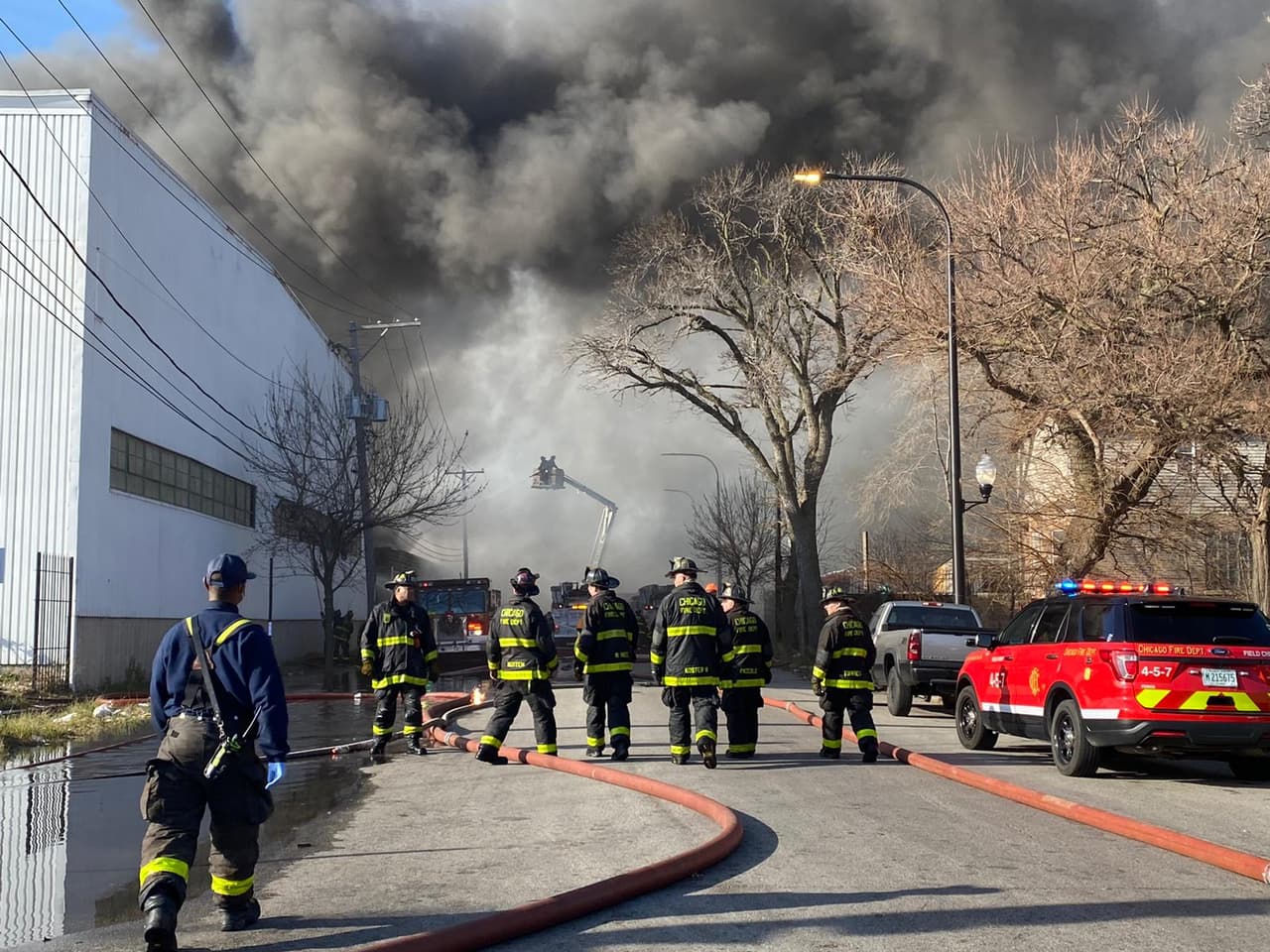 Bomberos luchan por extinguir un gran incendio con materiales tóxicos al oeste de Chicago