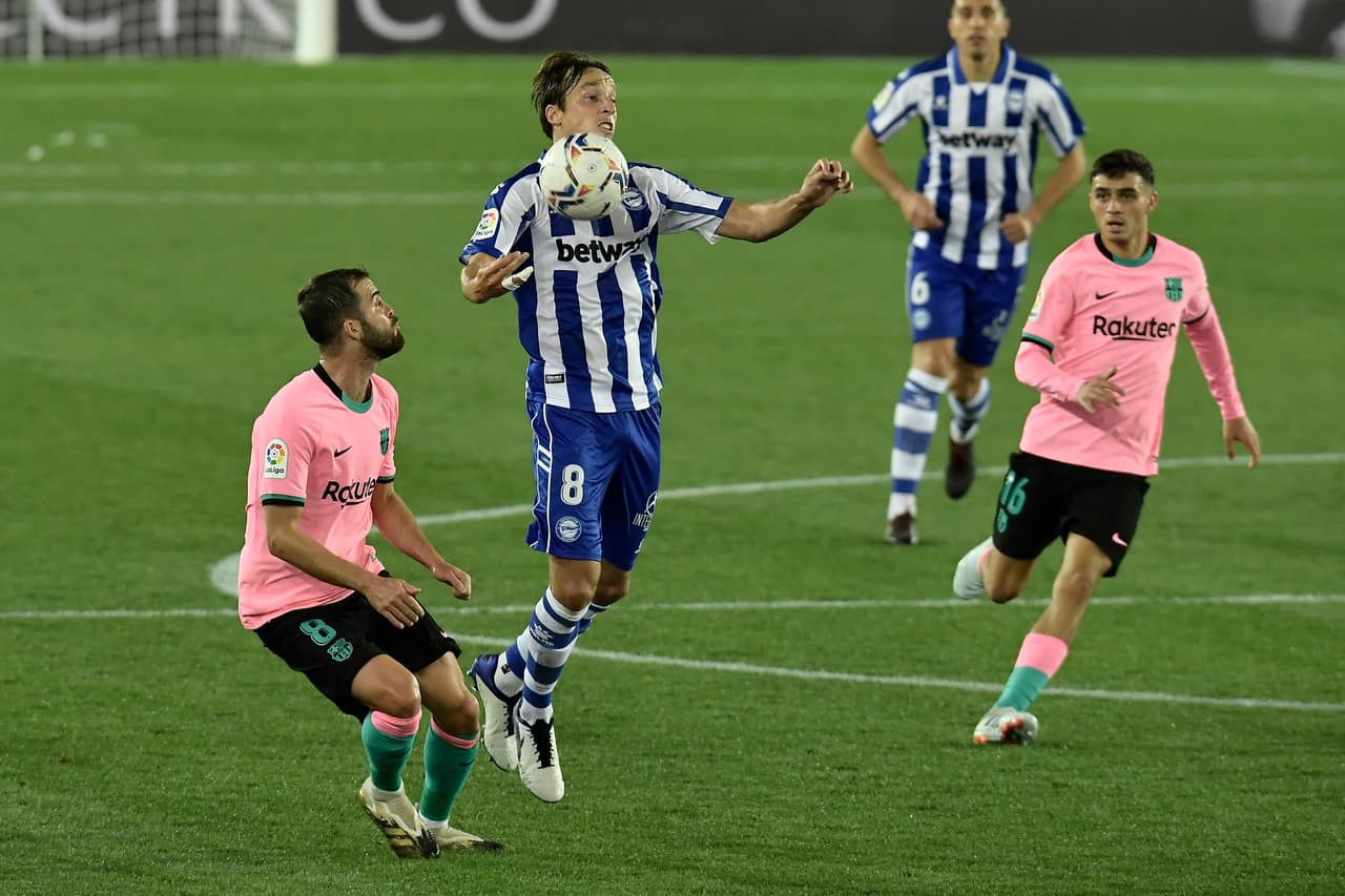 Piqué y Neto protagonizaron una gran pifia que terminó en gol de los locales; el francés marcó gol del empate en el Mendizorroza. Luis Rioja (31’) aprovechó un tremendo error de la zaga blaugrana para abrir el marcador. Griezmann (63’) emparejó los cartones.