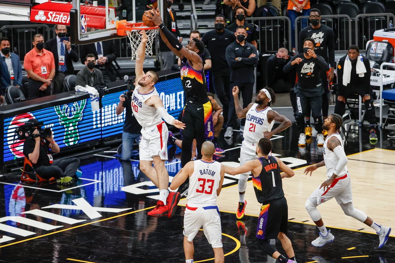 DeAndre Ayton le dio el triunfo a los Suns ante Clippers.