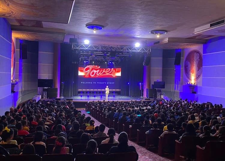 Comenzaron las demandas y la lucha por la Tower Theatre entre la iglesia Adventure, Sequoia Brewing y los propietarios del teatro. Incluso, con el anuncio de una posible compra por parte de la ciudad, la iglesia comunicó que posiblemente demande a Fresno.