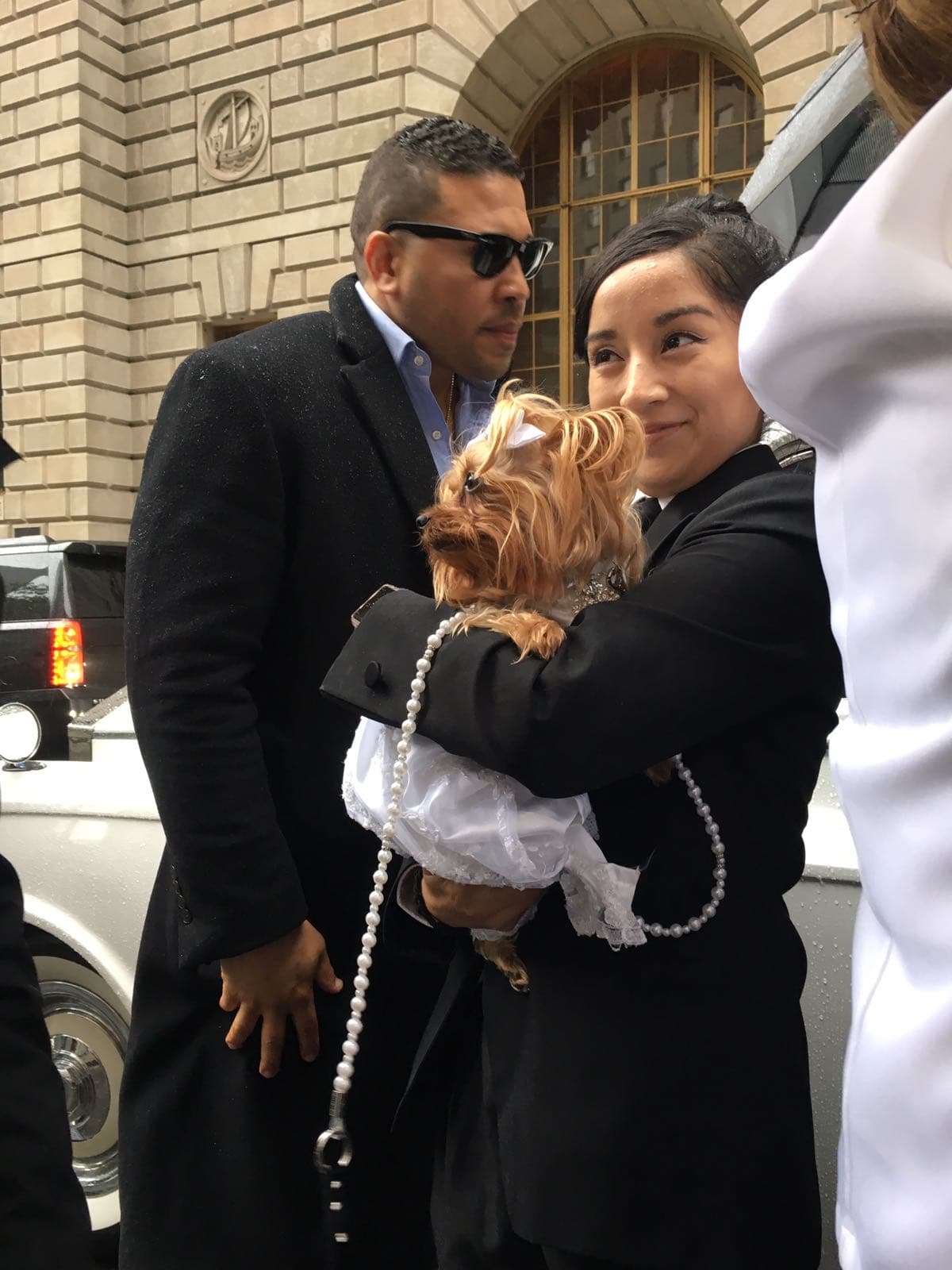 Chanel, una de las dos mascotas de Gelena, también estrenó vestuario para este día especial.