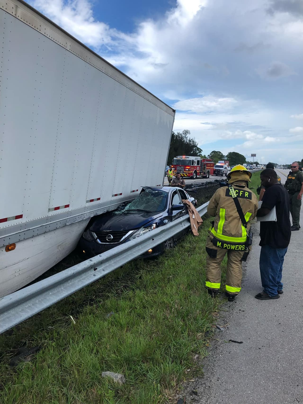 Un auto Nissan quedó atascado en la baranda divisoria de la autopista Interestatal 95 en West Melbourne el jueves en la tarde.