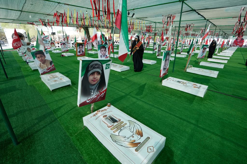 Una mujer camina por el cementerio donde descansan los escolares que murieron tras el ataque a su escuela el 28 de febrero, en la localidad de Minab, en el sur de Irán; sábado, 5 de septiembre de 2026. (Foto AP/Vahid Salemi)