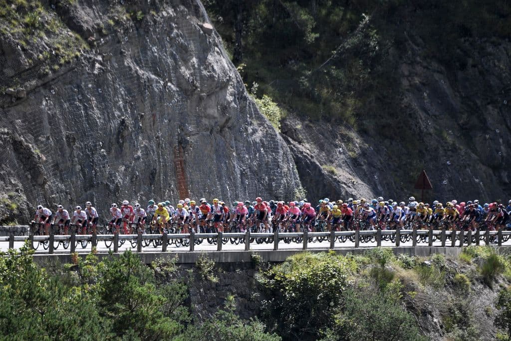 Increíble imagen de los ciclistas en el camino.