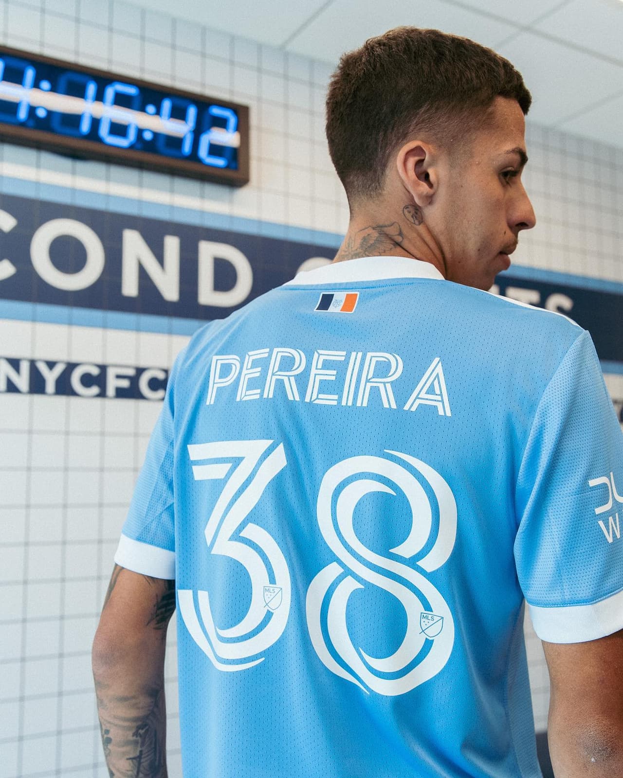 De acuerdo con las fotografía que el club le tomó en el centro de entrenamiento ubicado en la localidad de Orangeburg, el nuevo extremo de NYCFC usará el dorsal 38.