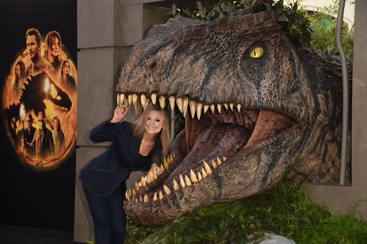 Aunque ahora la actriz no aparece en la nueva saga, durante el estreno se acercó a una figura de una cabeza de dinosaurio en la que se tomó fotos como si estuviera a punto de ser mordida.