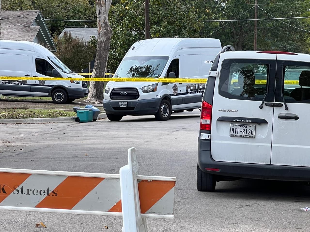 Equipos forenses cercan la residencia de Stevens en la búsqueda de pistas, ubicada en el 601 Pearson Ave. en McKinney, Texas.