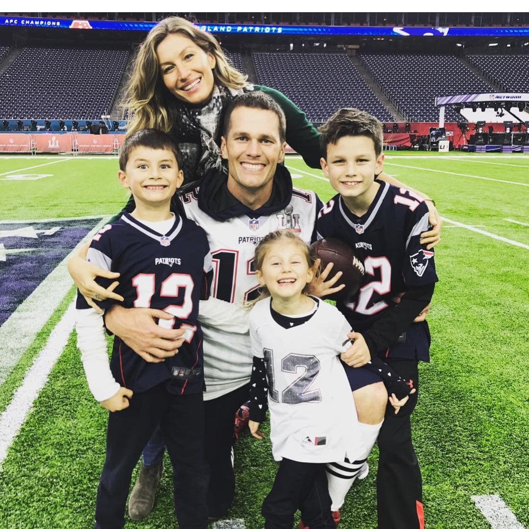 Tom Brady y su familia tras un juego de los Patriots.
