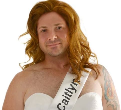 Incluye la peluca, shorts, top con relleno y la cinta que dice: "Llámenme Caitlyn", como en la revista.