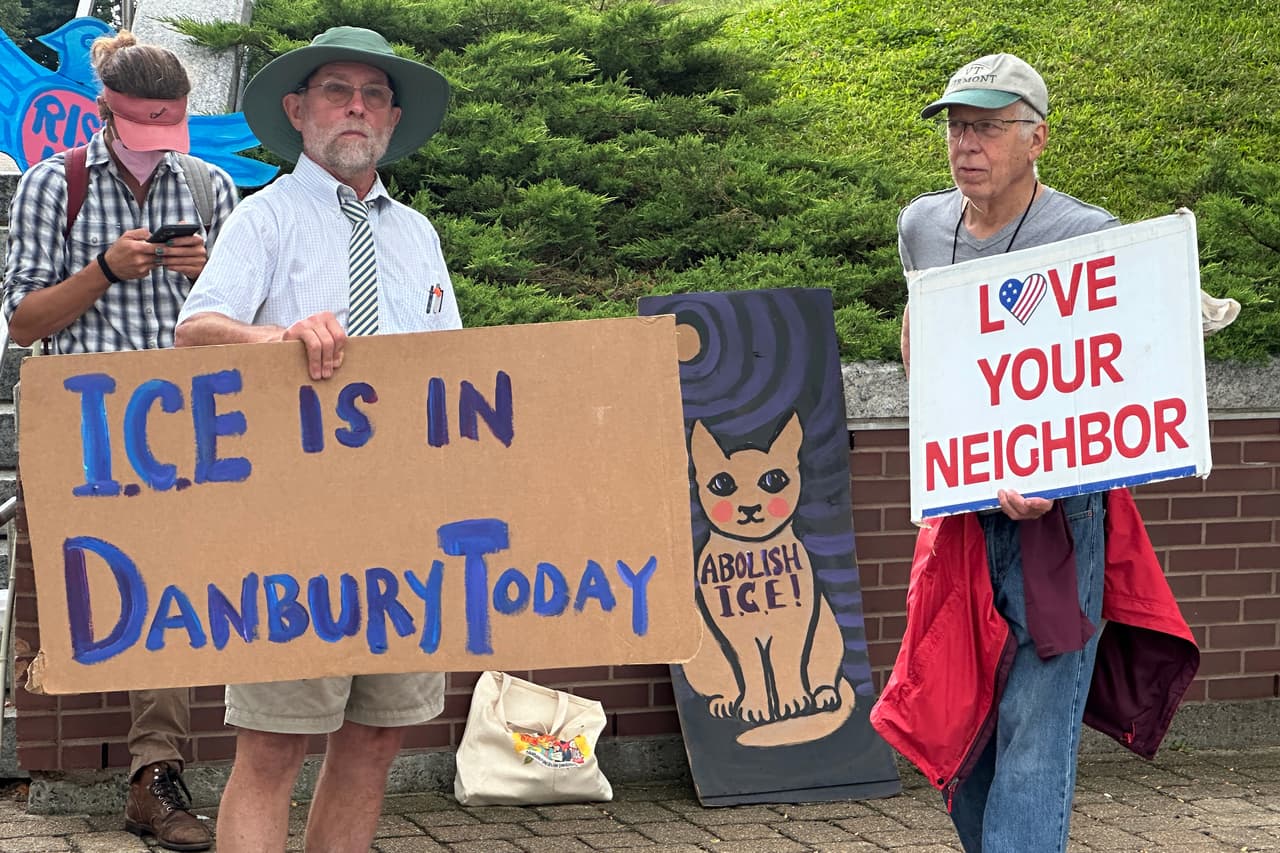 Activistas contra el ICE se reúnen frente a un tribunal en Danbury, Connecticut, el jueves 27 de agosto de 2026. (Foto AP/Ted Shaffrey)