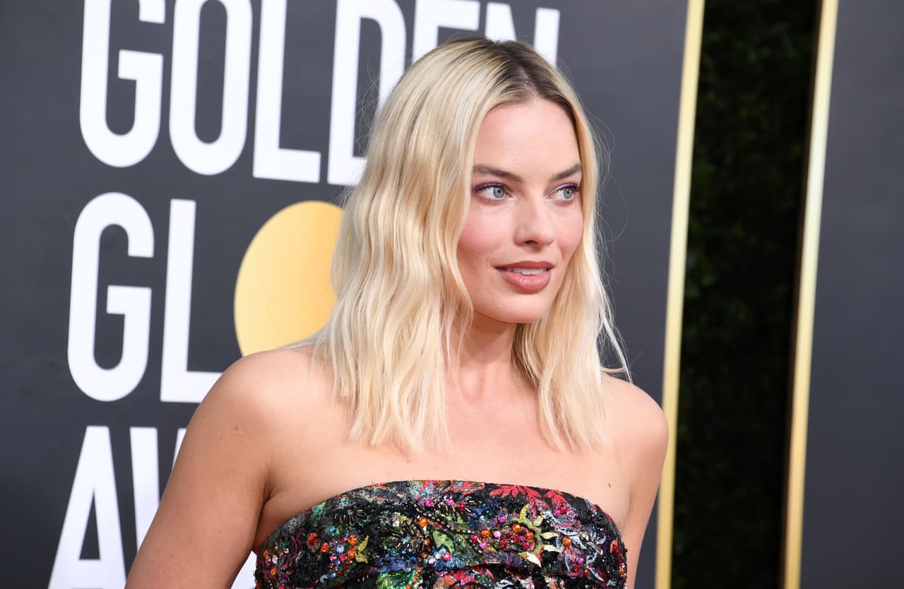 Margot Robbie se beneficia de cortes semi largos.