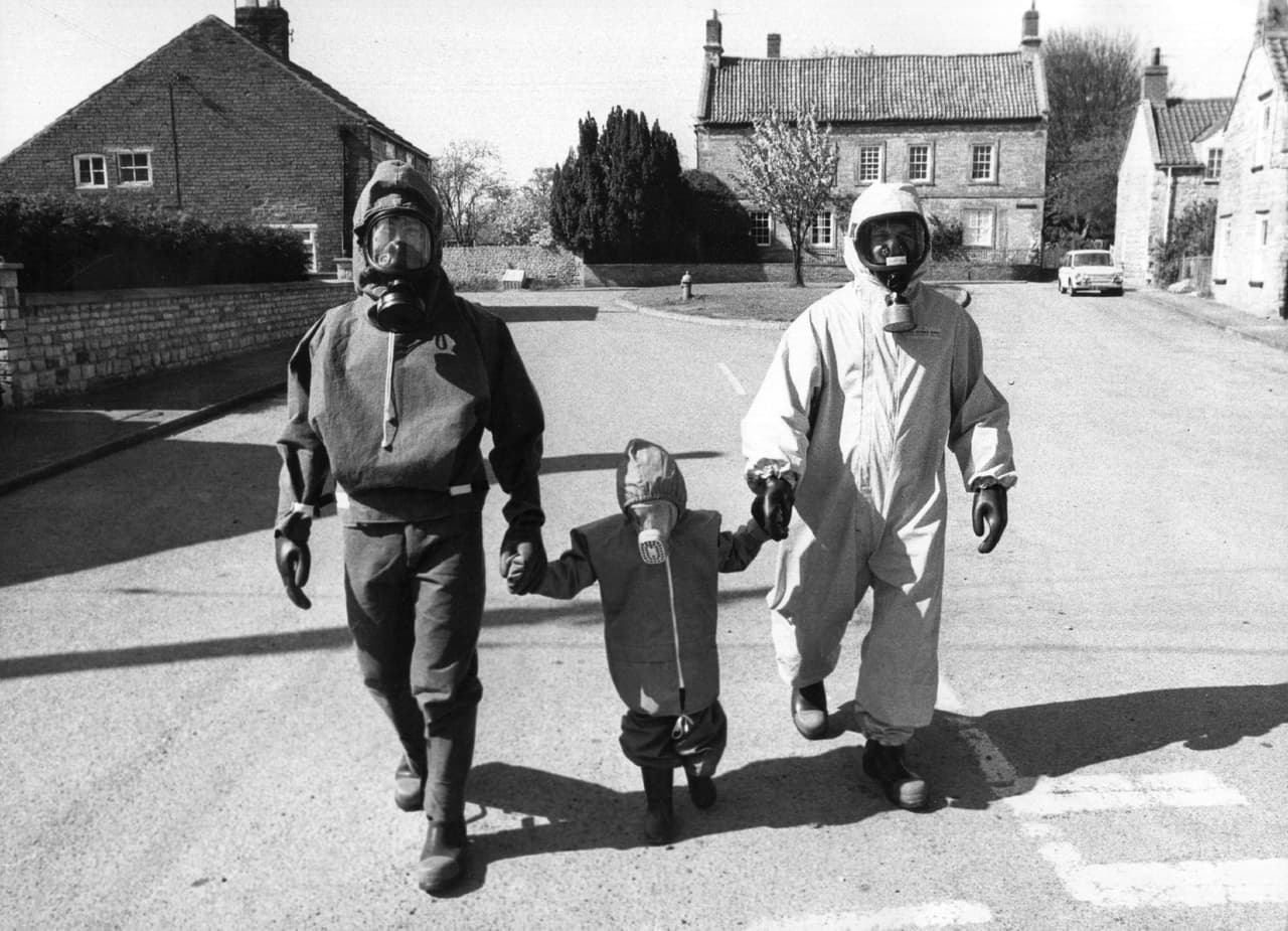 <b>11.</b> "Cuando sea posible
<b>tome un baño con mucho jabón y agua para remover cualquier contaminación radioactiva.</b> No se restriegue la piel, ni se rasque. Lávese el pelo con champú o jabón y agua,
<b>pero evite usar acondicionador porque esto fijará el material radioactivo a su pelo", dice el folleto. </b>