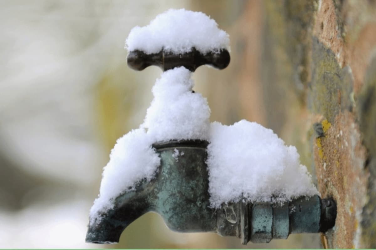 <b>Mantener cerradas las ventanas y puertas </b>de su hogar también ayuda para evitar que los tubos por donde corre el agua se congelen. Si abre los grifos y no sale agua, lo mejor es llamar a un plomero.