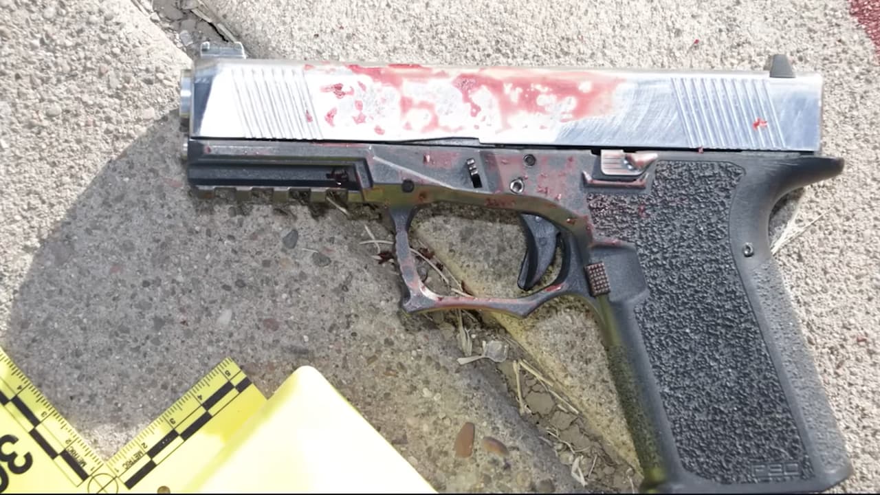 Revelan imágenes de fatal tiroteo entre un presunto ladrón y un oficial de policía de Phoenix.