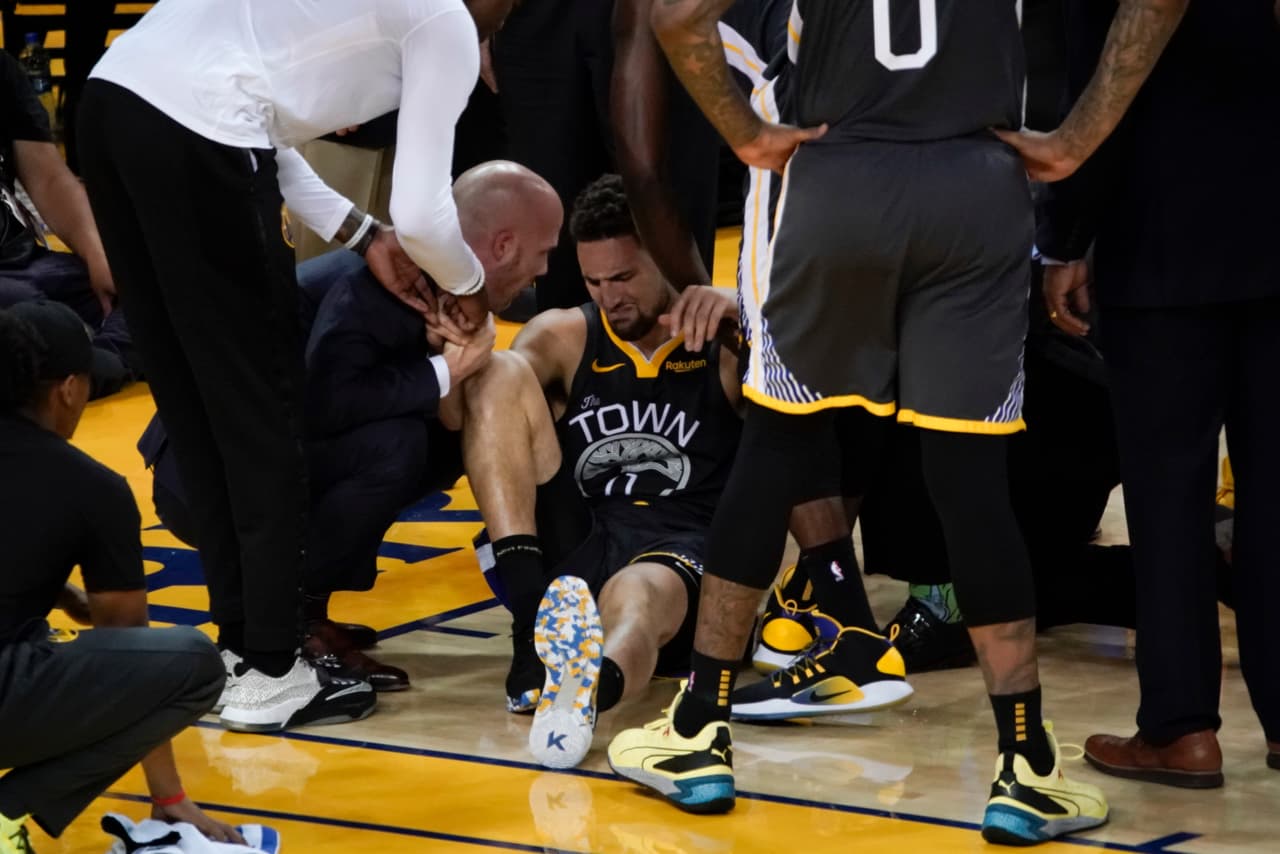 Klay Thomson abandonó el Juego 6 de las Finales entre Raptors y Warriors y acabó sufriendo rotura de ligamento cruzado anterior.