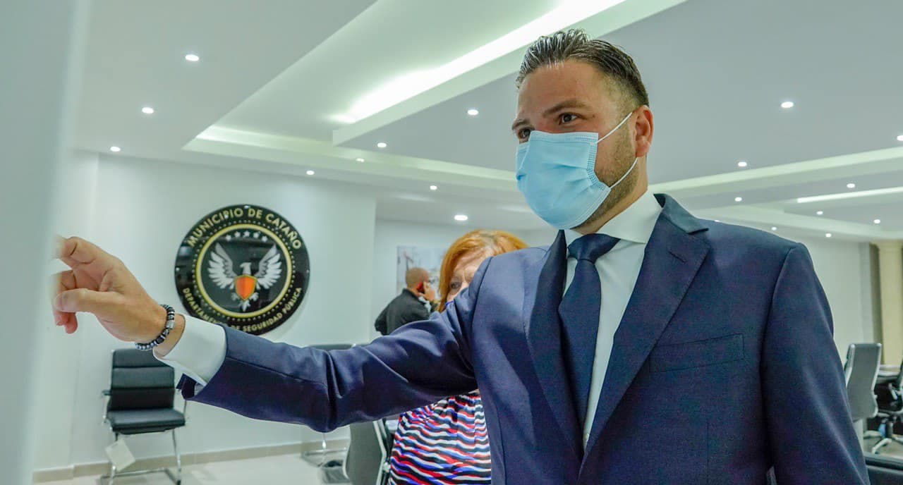 Piden renuncia del alcalde de Cataño por asistir a gallera clandestina