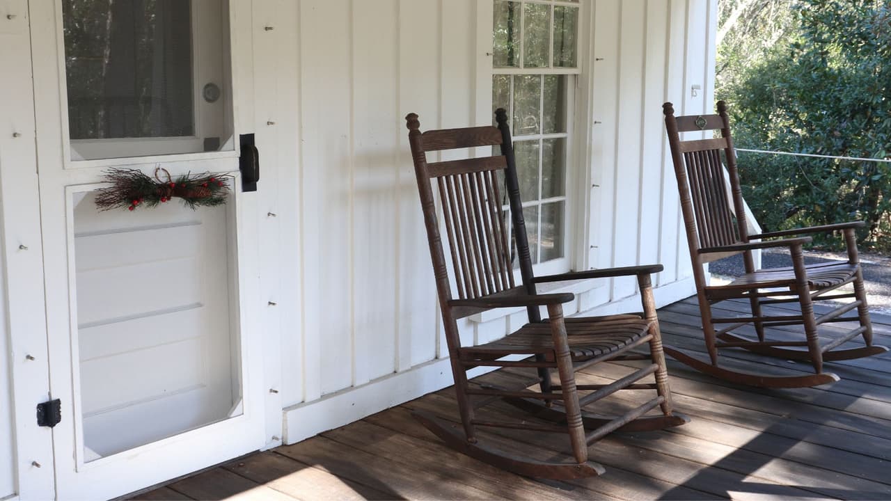 <b>Puertas y ventanas que se traban:</b>
<br>
<br>👉🏻 La madera y otros materiales
<b>se hinchan con el calor y la humedad, y se contraen cuando baja la temperatura</b>. Este proceso hace que puertas y ventanas dejen de cerrar bien o que los marcos se deformen con el tiempo. Además, las masillas o selladores de las ventanas pueden secarse y agrietarse, permitiendo que entre aire caliente, humedad o incluso plagas.
<br>
<br>🚪 Según expertos en mantenimiento del hogar, el calafateo (proceso de sellar grietas, juntas o huecos) seco es
<b> una de las principales causas de filtraciones invisibles de calor.</b>
<br>
<br>
<b>💡 ¿Qué hacer?</b>
<br>Aplica sellador nuevo cada verano si ves que el anterior está cuarteado.
<br>Revisa si hay entradas de aire en marcos de puertas y ventanas.
<br>Si tienes puertas que rozan o no cierran, podría deberse a dilatación por calor.