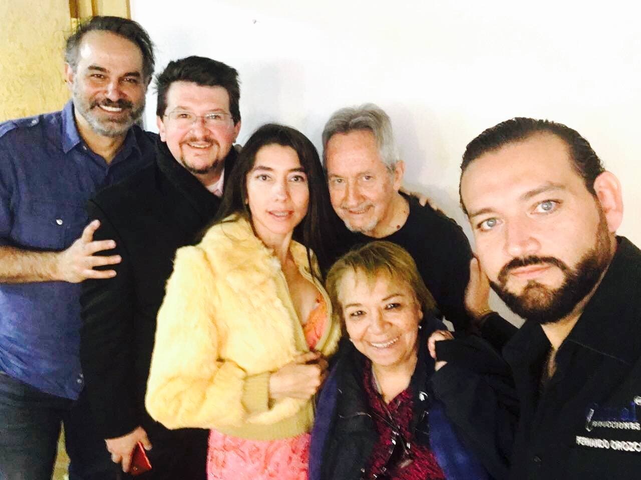 Aclaró que por ahora, la mitad de las cenizas las tiene ella y la otra parte están en posesión de Rosa García, hermana del director, quien reside en Salamanca, Guanajuato.
<br>