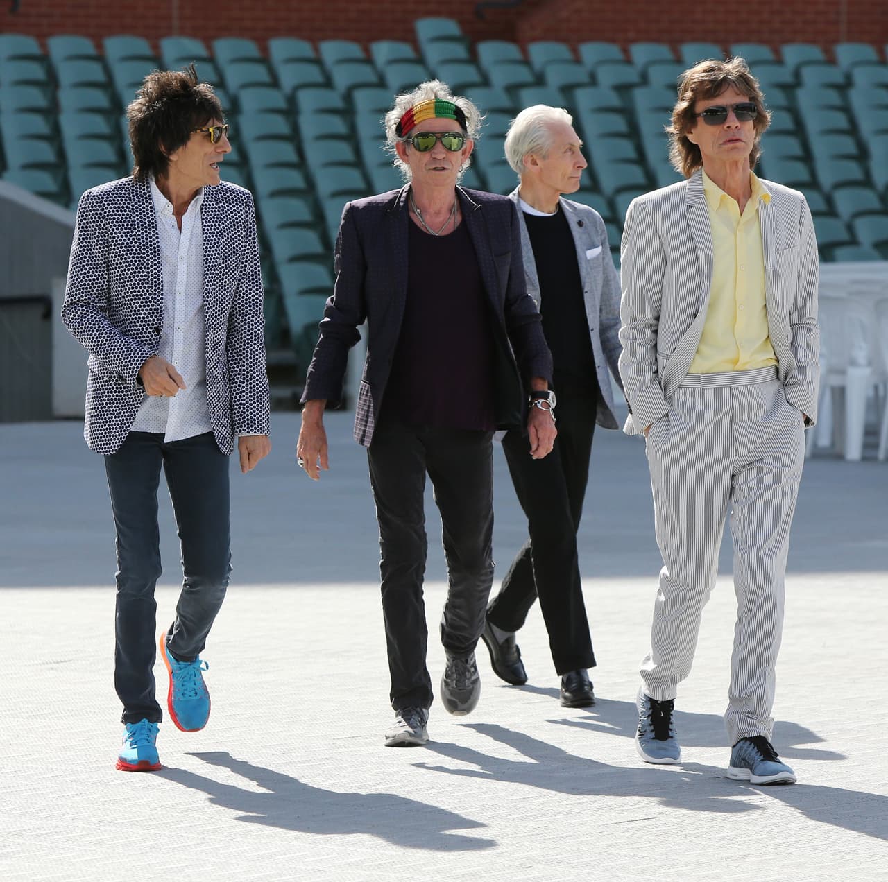 THE ROLLING STONES. "Los Rolling Stones estamos conmocionados y profundamente entristecidos tras enterarnos de la muerte de nuestro querido amigo David Bowie ..."