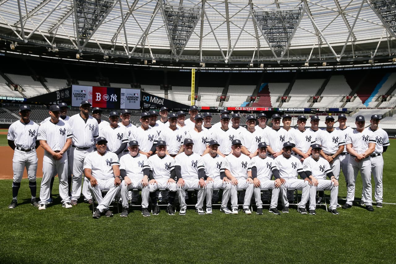 Los jugadores de los New York Yankees se toman una foto en London Stadium, donde son locales este fin de semana.