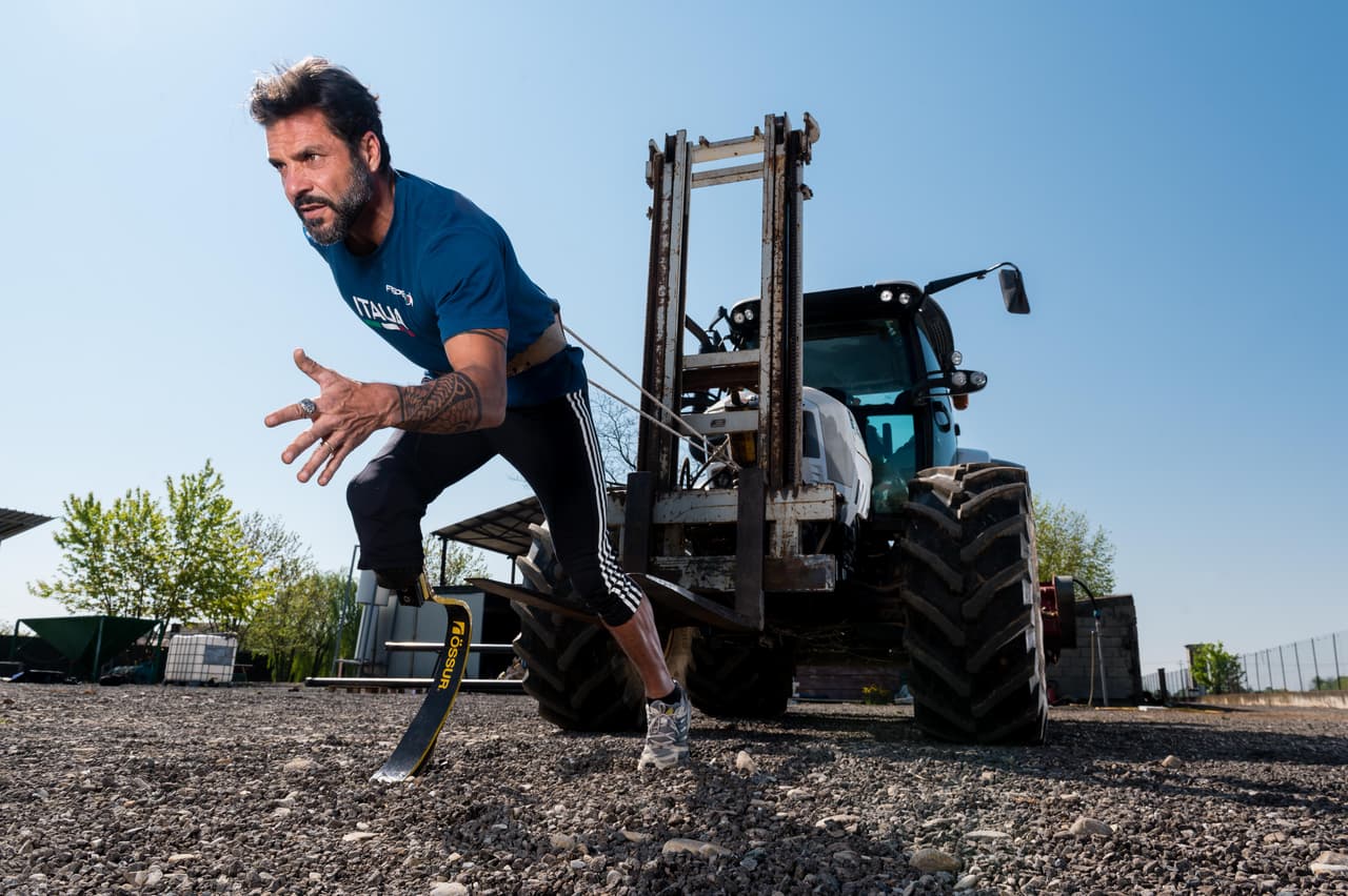 Roberto La Barbera, medallista olímpico y campeón mundial paralímpico de pista y campo, entrena tirando maquinaria pesada mientras está en aislamiento en Alessandria, Italia. 23 de abril.