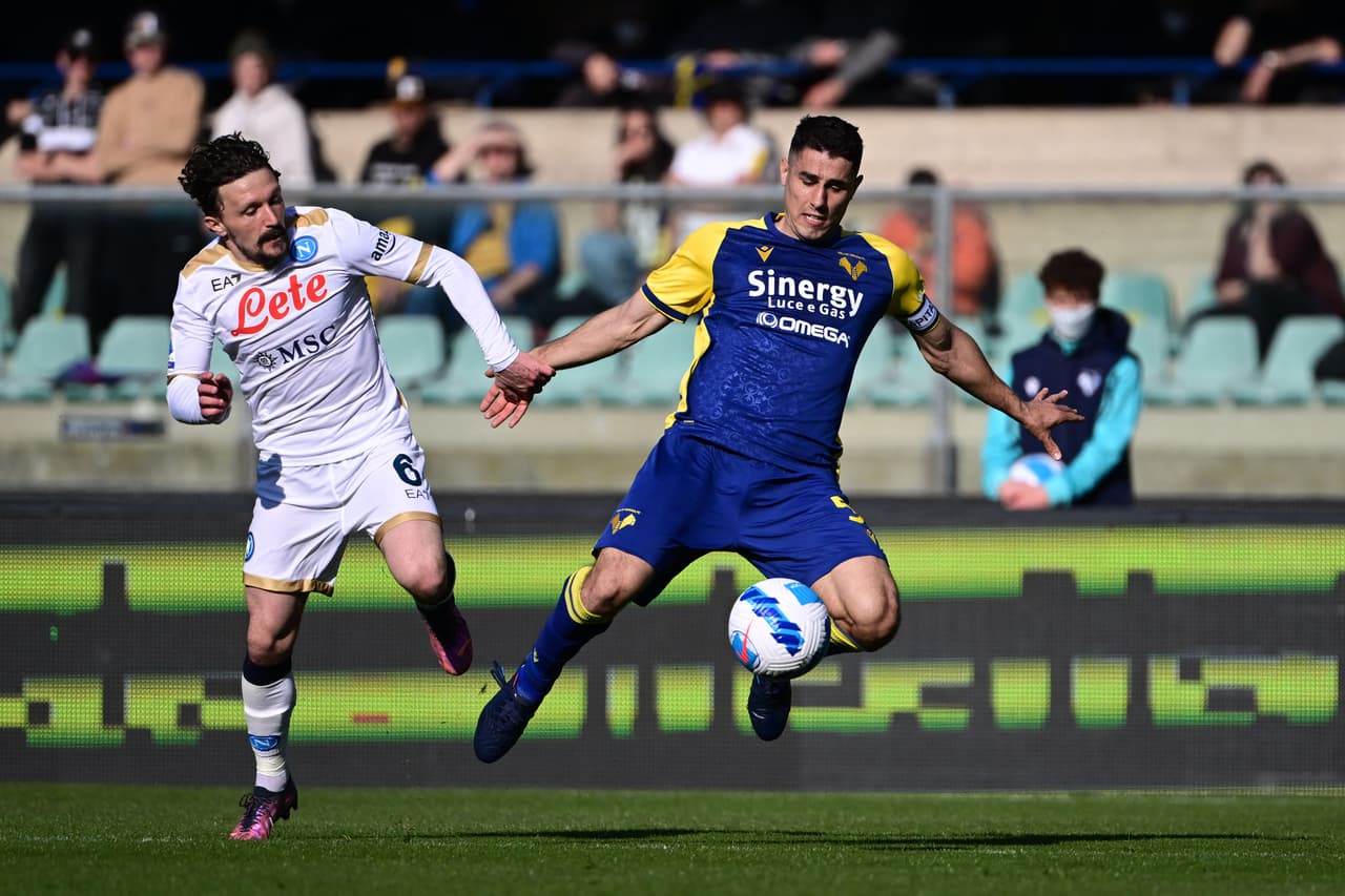 En un duelo donde el mexicano 'Chucky' Lozano jugó 63 minutos y tuvo un papel discreto, el nigeriano Victor Osimhen marcó los dos goles del Napoli, que valieron el triunfo ante Hellas Verona.