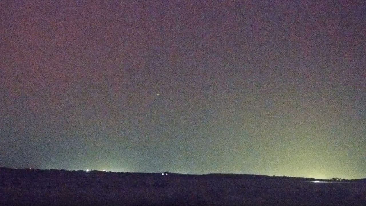 Vecinos de lugares como New Braunfels, El Paso, Canyon Lake, Dallas, Kerrville, Georgetown, Poteet, Killeen, Leander, Burnet, entre otros, pudieron presenciar el colorido fenómeno.