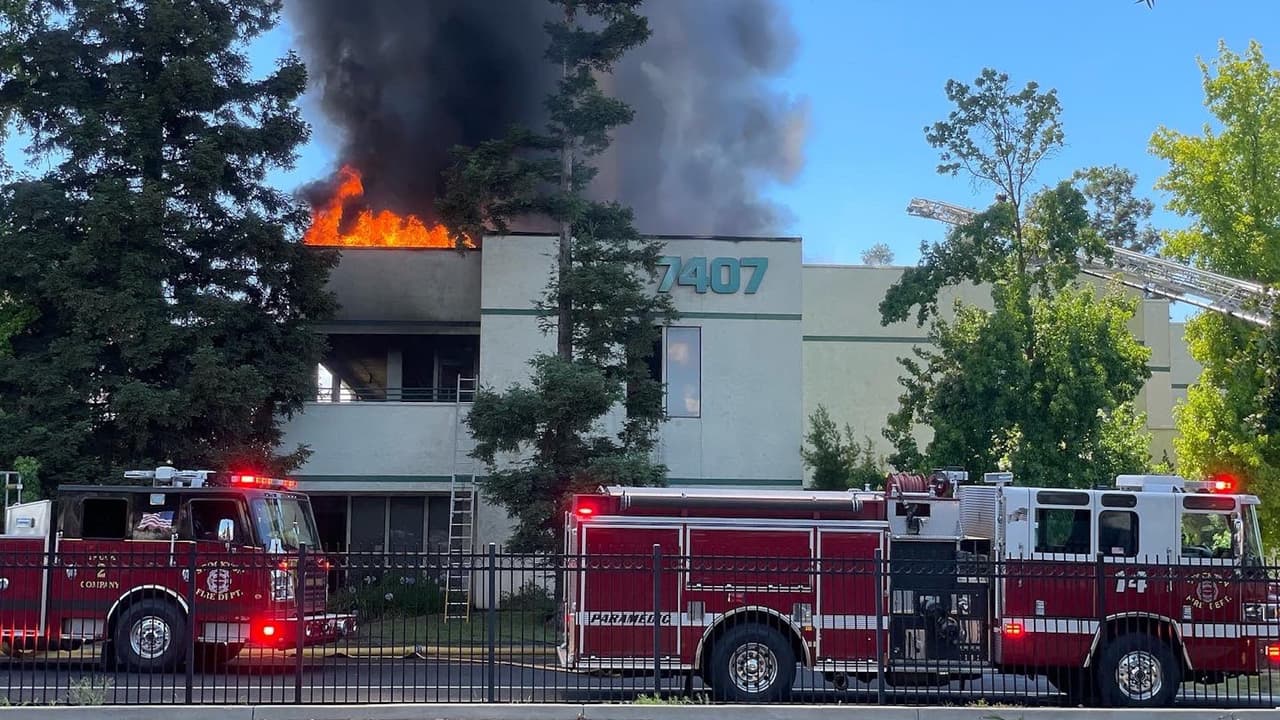 Bomberos combaten fuerte incendio que amenaza edificio en Stockton