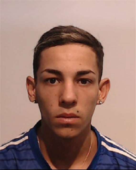 <h3 class="cms-H3-H3">Brando Ezequiel Godoy</h3>
<br>
<br>Con 20 años cumplidos, este argentino es buscado por la oficina de su país.
<br>
<br>Nacido el 3 de agosto del 2000, Godoy es acusado de
<a href="https://www.interpol.int/es/Como-trabajamos/Notificaciones/Ver-las-notificaciones-rojas#2020-84739" target="_blank">secuestro extorsivo agravado por la cantidad de intervinientes</a>, debido a que fue cometido con éxito por dos menores. Además por robo agravado por el uso de armas de fuego.
<br>