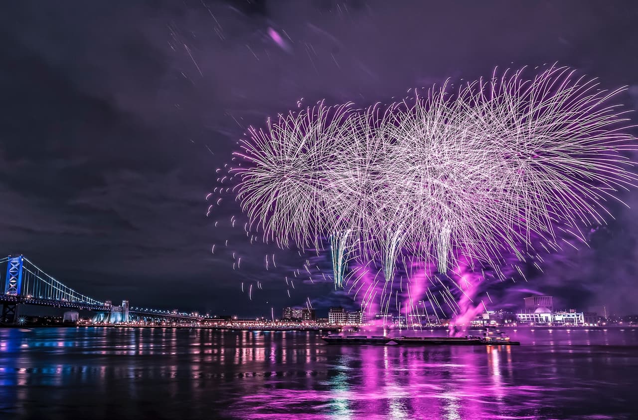 <b><a href="https://www.delawareriverwaterfront.com/events/river-s-casino-new-year-s-eve-fireworks-on-the-waterfront " target="_blank">Rivers Casino New Year’s Eve Fireworks on the Waterfront</a></b>. El evento de fuegos artificiales de Nochevieja en el paseo marítimo de Rivers Casino está de vuelta en persona y presenta dos exhibiciones pirotécnicas gratuitas sobre el río Delaware, una a las 6 p.m. y la otra a medianoche.