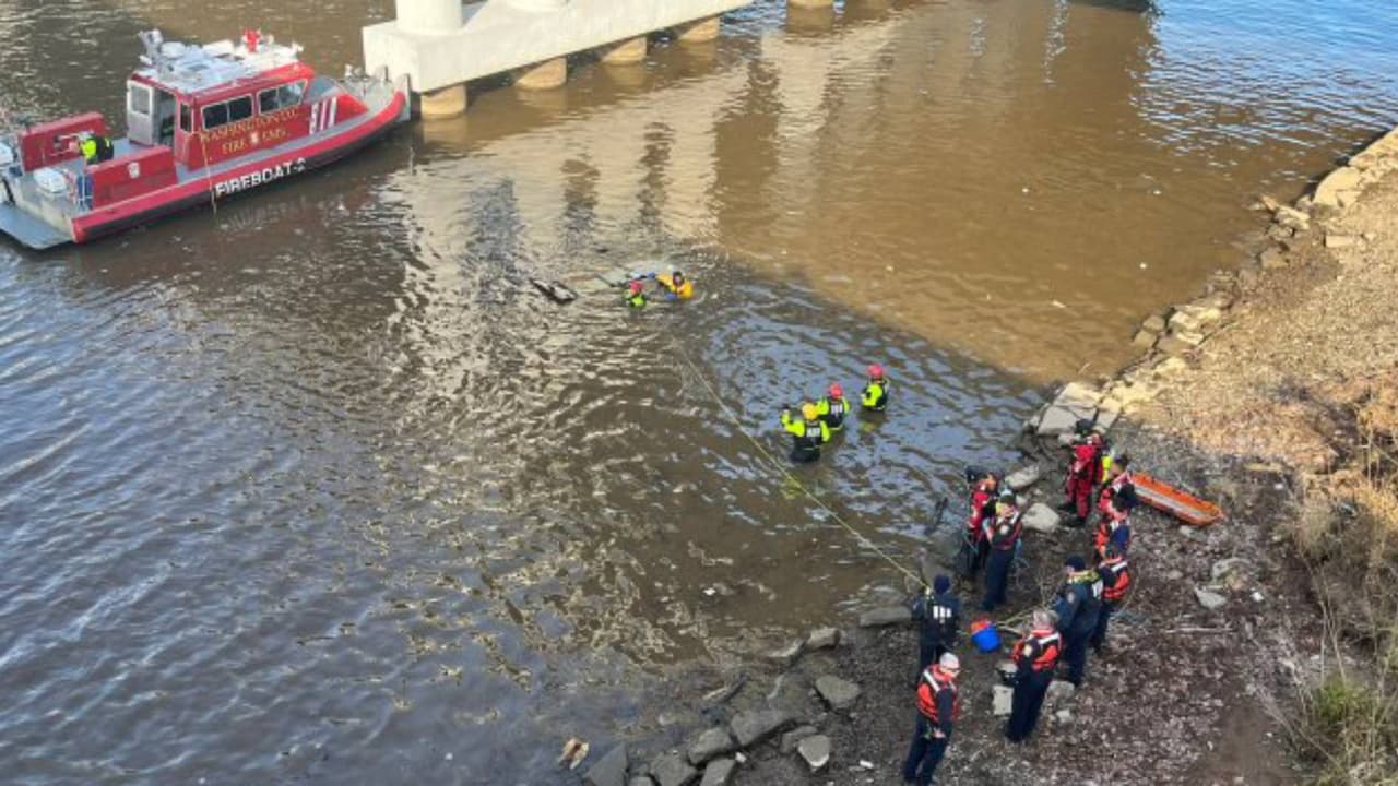 Murió el hombre que había sido rescatado tras caer con su auto en el río Anacostia