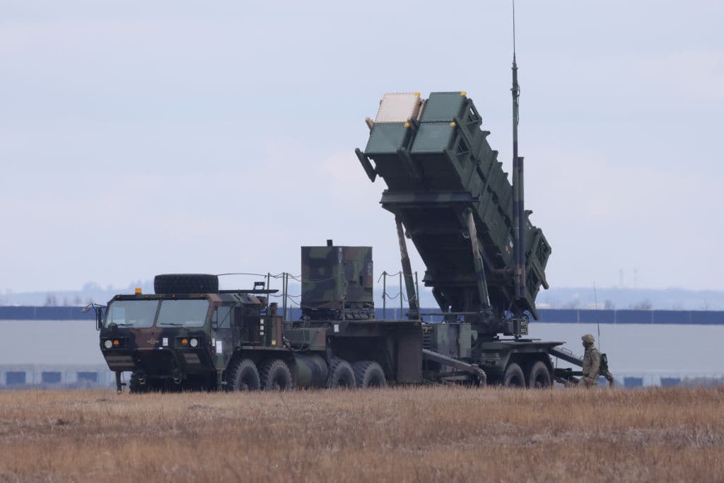 Un lanzador de defensa antimisiles MIM-104 Patriot del Ejército de EEUU se encuentra apuntando hacia el este en el aeropuerto de Rzeszow Jasionska, en Polonia.