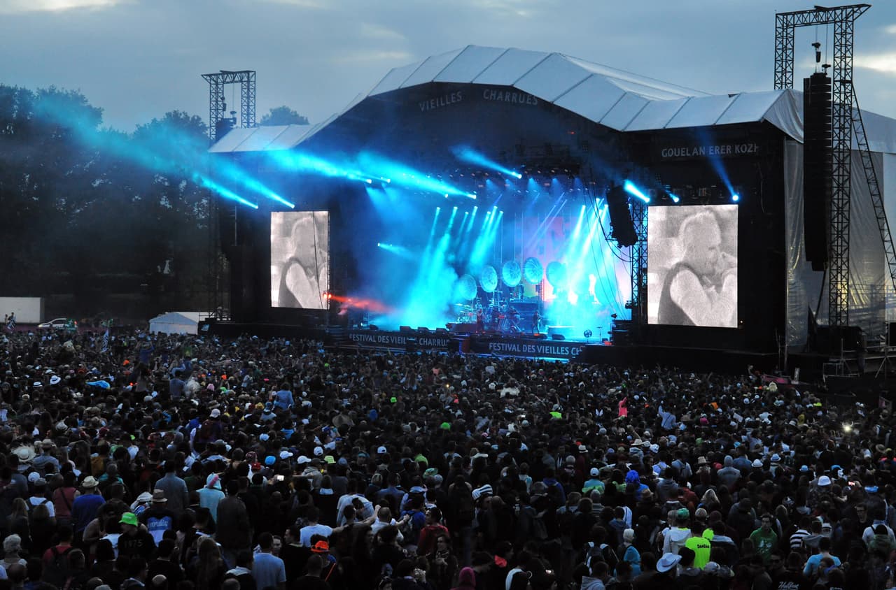 El número 13 es Jerry Seinfeld con 583.582 dólares y 96,75 dólares por boleto.