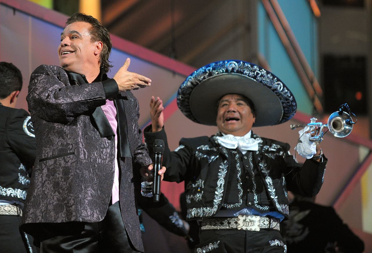 Oh sorpresa! Juan Gabriel está en la sexta posición de este conteo.